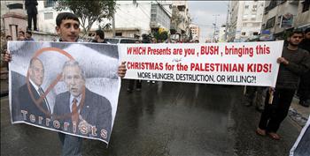 متظاهرون فلسطينيون في غزة يرفعون صورة لـ«الإرهابيين» بوش وأولمرت ولافتة كُتب عليها «بوش، ما هي هدايا عيد الميلاد التي ستقدمها إلى الأطفال الفلسطينيين: المزيد من الجوع والدمار أو القتل؟» 